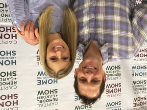 2018년 2월 23일~25일 덜레스 엑스포 센터에서 열린 수도 리모델링 및 가든 쇼에서 (왼쪽부터) 크리스 램튼과 페이튼 램튼