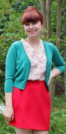 블라우스와 함께 꽉 맞는 카디건