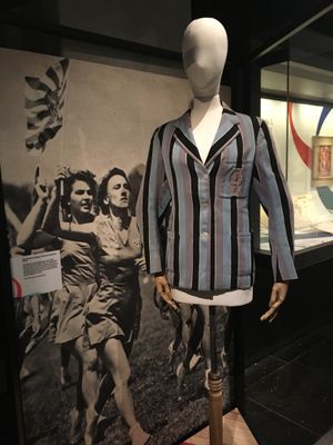 던펌린 칼리지 오브 피지컬 에듀케이션의 줄무늬 블레이저.