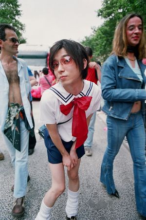 가슴 부분이 V자형이 아닌 유형의 세일러복을 입은 남성.