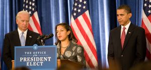 라이스가 버락 오바마와 조 바이든과 함께, 2008년 12월