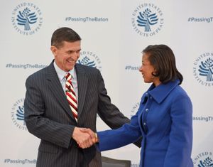 2017년 1월 10일, 국가안보보좌관 지명자 마이클 플린과 악수하는 라이스