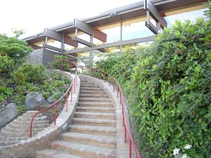 폴 헤이든 커크가 설계하고 일본 건축의 영향을 받은 매그놀리아 지점(1964년 개관)