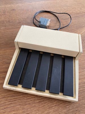 알토의 키보드. 옵션으로 제공된 5키 코드 키보드는 널리 사용되지 않았다.