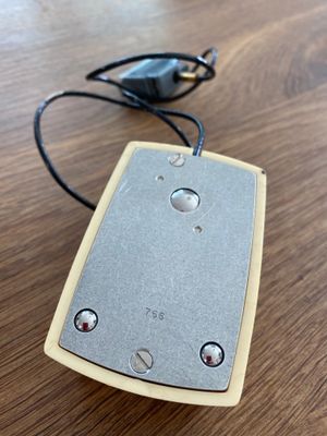 밑면에서 본 알토의 볼 마우스. 세 개의 굴러가는 볼이 있다.