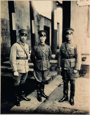 의형제 뤄줘잉(羅卓英) (왼쪽), 저우즈러우(周至柔) (오른쪽)와 (1930년)