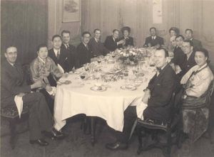 1948년 12월, 파리 샤오궁에서 열린 제3차 유엔 임시총회 한국 대표단이 대한민국의 독립을 위해 힘써준 프랑스 외무성 직원들과 감사의 만찬을 하고있는 모습. 오른쪽 끝 한복입은 여자가 모윤숙, 그 뒤로 사람 하나건너 장기영, 가장 뒤 정중앙에 장면, 그 왼편 하나건너 조병옥, 가장 왼쪽 끝에서 두번째 여자가 김활란.