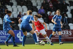 로사다가 버밍엄 시티 W.F.C.와의 경기에서 공을 가지고 있다.