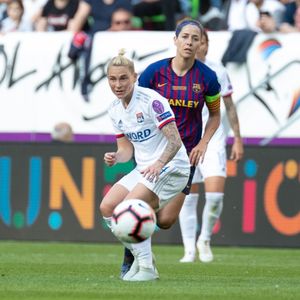 로사다 (뒤)가 바르셀로나의 주장을 맡아 2019 UEFA 여자 챔피언스 리그 결승전을 치르고 있다.