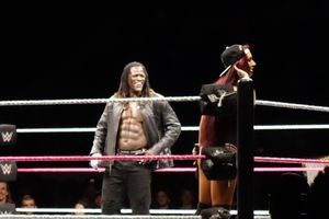 2018년 9월, R-Truth(뒤)는 카멜라(앞)와 파트너십을 맺었다.