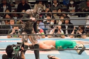 인베이전 어택 2014에서 타구치 류스케와 레슬링을 하는 데이빗, 데이빗의 마지막 NJPW 경기