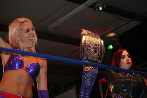 테일러 헨드릭스와 함께 퀸스 오브 컴뱃 태그 팀 챔피언에 오른 반 네스 (왼쪽)