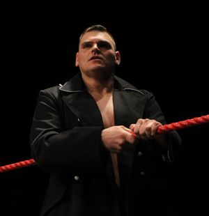 2020년 3월 8일 일요일 쇼에서 "링 제너럴" 기믹을 선보이는 월터