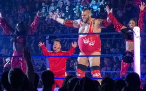 나오미, 브로더스 클레이 그리고 카메론 앞에서 춤을 추는 혼스워글