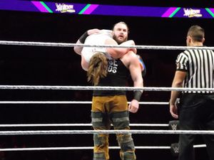 2018년 2월 커트 호킨스에게 러닝 파워슬램을 시전하는 스트로우먼