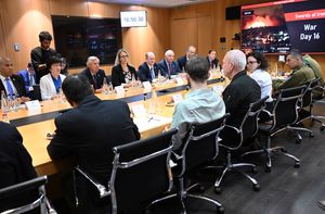 2023년 10월 22일 이스라엘에서 이스라엘 국방부 장관 요아브 갈란트와 함께 있는 부커