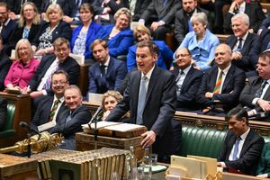 2024년 예산 연설을 하는 헌트