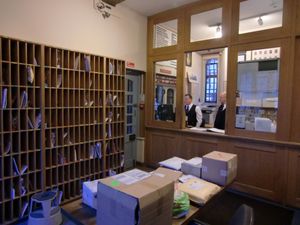 정문 경비실 내부