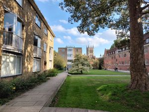 오른쪽에 루티엔스 건물이 있는 벤슨 코트