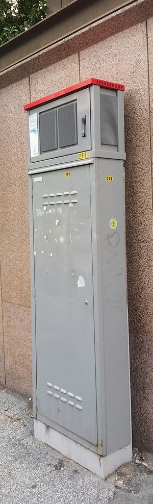 이탈리아의 구리 케이블링 캐비닛 위에 있는 VDSL2 캐비닛