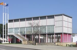 1937년 파리 만국 박람회 스페인 공화국 전시관의 복제품 (1992년 바르셀로나 건립). 원본 전시관에 《게르니카》가 걸렸다.