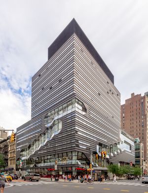 2013년에 완공된 LEED 골드 등급의 건물인 뉴 스쿨 대학교 센터(14번가와 5번가의 교차로)