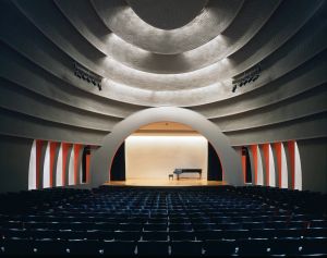 1930년 조셉 어번이 설계한 J. M. 캐플런 홀의 프로시니엄 스타일의 강당