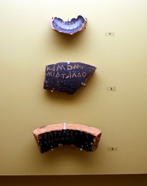 도편추방에 사용된 도자기 파편. 페리클레스, 키몬, 아리스티데스의 이름이 보인다.