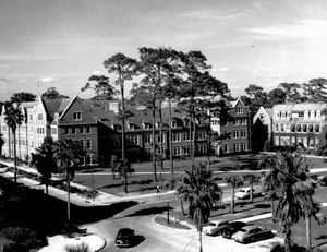 그리핀-플로이드 홀(Griffin–Floyd Hall)과 리 홀(Leigh Hall), 플로리다 대학교 캠퍼스, 1957년.