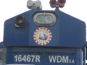 분류 및 번호가 표시된 기관차 근접 촬영; WDM3A는 광궤 (W), 디젤 기관차 (D), 혼용 (M), 3100 마력 (3A) 기관차를 나타냅니다.