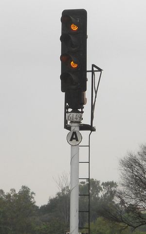 인도 철도는 그림과 유사한 색등 신호를 사용한다