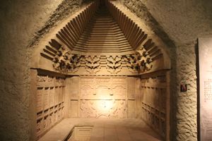 무대 장면이 있는 금나라 무덤.