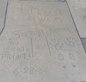 그라우먼즈 차이니즈 극장 앞에 있는 헤니의 핸드프린트/서명