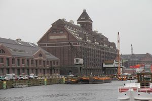 신문 부서와 어린이 도서관이 있는 구 베스트하펜(Westhafen) 곡물 창고