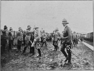 독일 장교들이 톈진 기차역에서 발데제 백작을 환영하고 있다