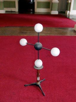 호프만의 메테인 모형. 현재는 잘못된 기하학적 구조를 묘사하는 것으로 알려져 있다.