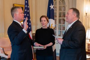 비건은 2019년 12월 21일 미국 국무부에서 마이크 폼페이오 미국 국무장관에게 미국 국무부 부장관으로 임명받고 선서하고 있다.