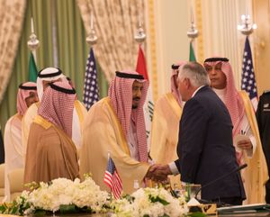 틸러슨, 2017년 10월 22일 리야드에서 살만 빈 압둘아지즈 알사우드 사우디아라비아 국왕과 인사