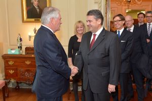 틸러슨이 2017년 2월 2일 워싱턴 D.C.에서 지그마어 가브리엘 독일 외무장관을 맞이하고 있다.