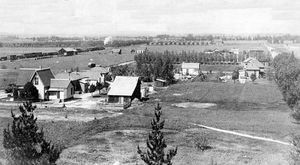 오렌지 시 초기 전원 풍경, 좌상단에 보이는 철도로 농작물과 가축을 수송했다