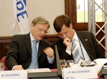 오스트리아 연방수상 볼프강 쉬셀과 얀 페터르 발케넨더 총리가 2006년 6월 15일 메이세에서 열린 유럽 인민당 정상회의에서 만났다.