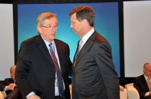 룩셈부르크 총리 장클로드 융커와 얀 페터르 발케넨더 총리가 2009년 4월 29일 바르샤바에서 열린 유럽 인민당 회의에서 만났다.