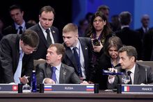  얀 페터르 발케넨더 총리, 러시아 대통령 드미트리 메드베데프와 프랑스 대통령 니콜라 사르코지가 2010년 4월 14일 워싱턴 D.C.에서 열린 2010 핵 안보 정상회의에 참석했다.