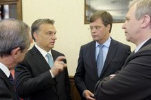 헝가리 총리 오르반 빅토르, 얀 페터르 발케넨더 총리, 벨기에 총리 이브 레테름이 2010년 6월 16일 메이세에서 열린 유럽 인민당 정상회의에서 만났다.