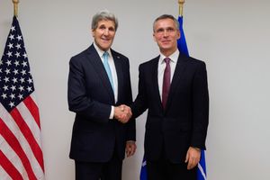 옌스 스톨텐베르그는 2014년 12월 브뤼셀에서 미국의 국무장관 존 케리와 함께