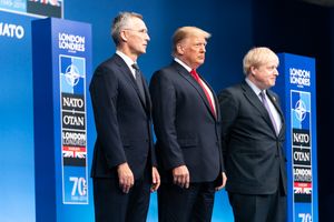 2019년 12월 미국 대통령 도널드 트럼프 및 영국 총리 보리스 존슨과 함께하는 NATO 본회의에서 스톨텐베르크
