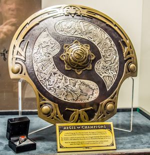 디 인터내셔널 우승팀에게 수여되는 방패 모양의 우승컵 '이지스 오브 챔피언'(Aegis of Champions)