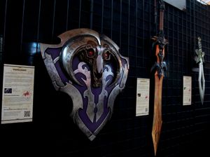 The International 2012에서 상품으로 판매되는 게임의 아이템을 기반으로 한 물리적 소품