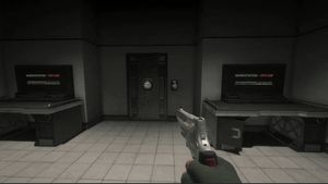 플레이어 캐릭터가 SCP: 시크릿 래버러토리에서 무기를 점검하는 모습