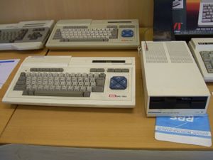 다이나데이터 DPF-550 디스크 드라이브가 장착된 다이나데이터 DPC 200 MSX 컴퓨터, 한국에서 대우를 위해 제조되어 스페인의 다이나데이터 인포마티카에서 판매되었다.